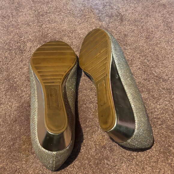 Bandolino Womens Candra Peep Toe Gold Metallic Wedge Dressy Pump Size 7.5 - Picture 5 of 5